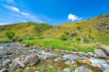Doğanın büyüleyici güzelliğinin tadını çıkar. Nehrin kayalık kanyonda nasıl zarifçe aktığına bakın. Dağların kalbindeki huzur ve sükuneti hisset..