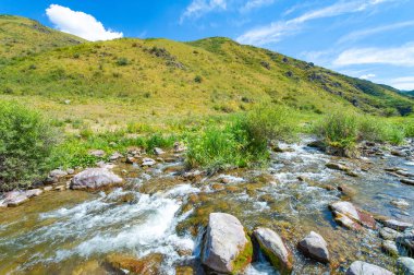 Doğanın sükunetini ve huzurunu hisset. Heybetli kanyon duvarlarına bakarken korkuyu hisset. Akan bir nehrin rahatlatıcı sesine kulak verin. Etrafını saran dağların muhteşem manzarasının tadını çıkar.