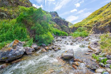 Kayalık kanyondaki doğal güzelliğin tadını çıkar. Nehrin dağların kalbinden zarifçe akışını izle. Seni dehşete düşürecek nefes kesici manzaralar..