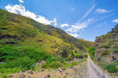 Off-road bisikleti ve yürüyüş için ideal. Güzel doğal manzaranın tadını çıkar. Dik yamaçlarda ve kayalık arazide kendinizi zorlayın..