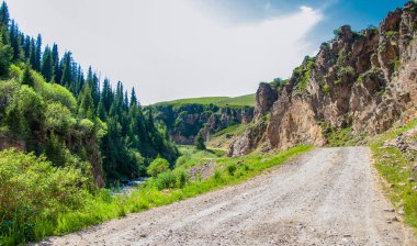 Dağlarda yaz. Dağlar hem bir yolculuk hem de bir hedeftir. Bizi yamaçlarına tırmanmaya, kanyonlarını keşfetmeye ve zirvelerine tırmanmaya zorluyorlar..