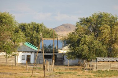 Steppe, Prairie, sade, pampa. Çölde sakin bir köy, basitliğin çevreci arkadaşlıkla buluştuğu yer. Çöl hayatı. Sert çöl güneşine meydan okuyan sakin bir köy. Umut Serabı.
