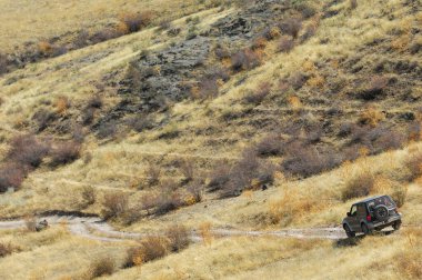 Güçlü bir araçta engebeli bir arazi deneyimi. Dağlara tırman ve off-road arazisini keşfet. Uzak yerlerde maceranın tadını çıkar..