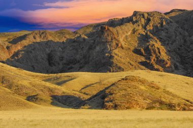 Orta Asya 'da günbatımının çarpıcı güzelliğinin tadını çıkar. Bozkırdaki nehir boyunca eşsiz kaya oluşumlarını araştırın. Kendinizi bu güzel bölgenin doğal harikalarına daldırın..