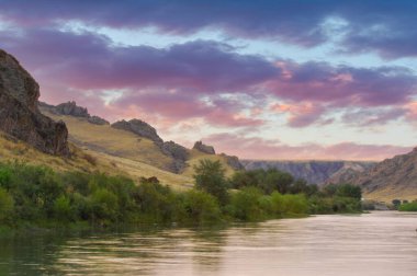 Bozkırın çarpıcı güzelliğinin tadını çıkar. Kendinizi nefes kesici doğal manzaraya daldırın. Muhteşem günbatımlarına ve çarpıcı uçurumlara tanık olun. Tüm ihtişamıyla vahşi doğayı tecrübe et..