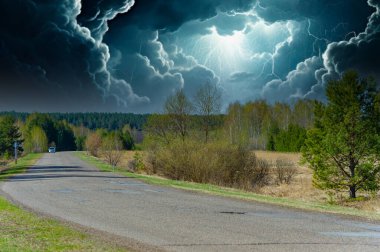 Doğanın güzelliğinin canlandığını hisset. Bahar ormanının rahatlatıcı atmosferinin tadını çıkar. Uyanan doğanın görüntüsünün ve seslerinin tadını çıkar..