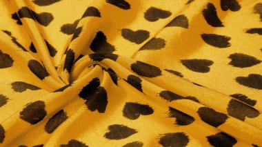 Sarı ipekli kumaş. Kara kalp baskısı, doku arka plan, desen, kartpostal