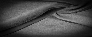 Koyu siyah şifon ipeği, bükülmüş iplik kullanımı nedeniyle hafif pürüzlü (matte, creped) yumuşak şeffaf bir kumaştır. Arkaplan dokusu