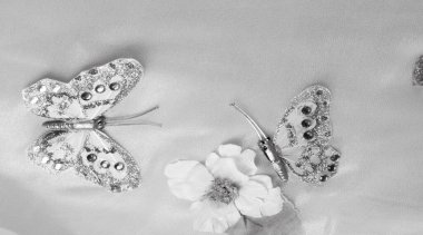 Kusursuz. Kumaşın siyah ve beyaz renkleri flora ve fauna ile işlenmiş. Elbisemi seviyorum. Paramı görebiliyorum. Dolabımda asılı duruyor.