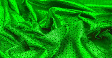 Küçük puantiyeli metalik parıltılı kumaş. Yeşil renk... şimdi parıldayan metalik kumaş tam güç geri geldi! Tasarımcının bu su benzeri sıvıyı kullanması onu zarif ve şık kılıyor..