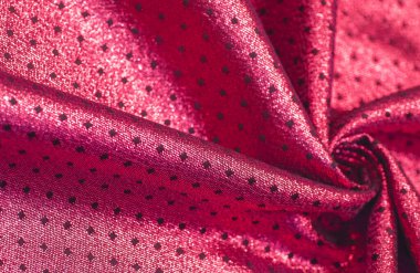 Küçük puantiyeli metalik parıltılı kumaş. Kırmızı bordo. Bu çarpıcı metalik geri döndürülebilir ağır kumaşla her zaman baş döndürücü bir top şampiyonu ol..