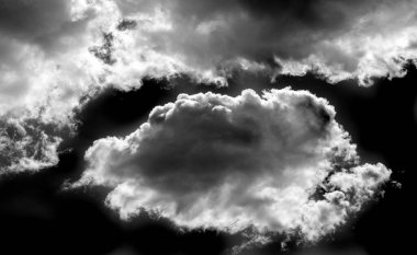 Siyah arka planda beyaz bulut. Çarpıcı bir tasarım için karşıtlık ve basitlik. Güçlü bir görsel etkisi olan temiz, modern bir estetik. Gösteriş için ideal minimalist veya monokrom tasarımları.