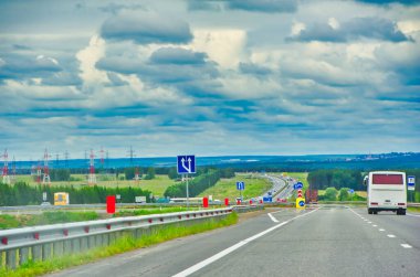 Görkemli ağaçların yanından geçerken doğanın güzelliğinin tadını çıkarın. Manzaralı otoyolda manzaralı bir yolculuğun tadını çıkar. Çevredeki manzaranın nefes kesici manzarasının tadını çıkarın..