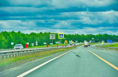 Bu manzaralı otoyolda giderken doğanın güzelliğinin tadını çıkarın. Ormanda dinlendirici bir gezinti yap ve huzur ve sessizliğin tadını çıkar. Çevrendeki dünyaya bağlı hisset.