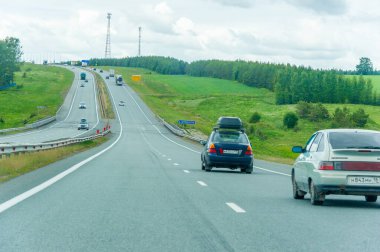 Güzel kırsalda manzaralı bir yolculuğun tadını çıkar. Yol boyunca uzanan uzun ağaçların muhteşem manzarasının tadını çıkar. Otoyolda giderken doğaya bağlı hissedin..