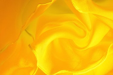 Dalgalı boruları olan sarı ipek organza. Kumaşın kenarındaki sınır. Soyut arkaplan. doku deseni. İpek organzanın narin bir açık dokuması vardır. Dalga arkaplanı. Boşluğu kopyala