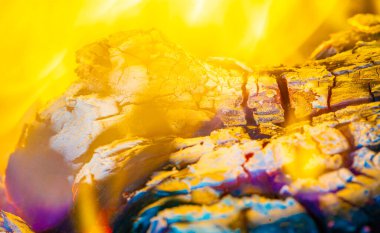 Alev güçlü ve nefes kesici bir görsel efekt yaratır. Filmlerde, reklamlarda ve özel olaylarda kullanılmak için idealdir. Gerçekçi ve dinamik bir alev yaratır.