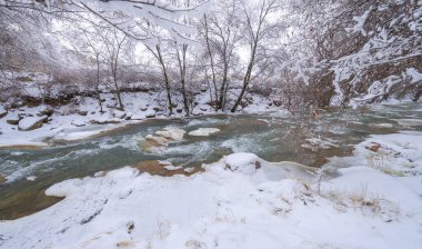 Nehir kışın donar. Bu harika nehir donduğunda gerçek bir kış masalı. Genellikle güzel, doğal bir miras olarak kabul edilir, bir peri masalına dönüşür.