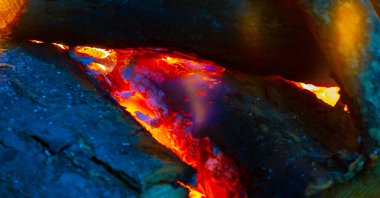 Şöminede yangın var. Gerçek bir yangında çok romantik bir şey vardır, ama neden? Bu dans eden alevi neden arzu havası ile ilişkilendirdiğimizi tahmin ediyoruz.,