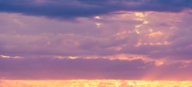 Gün batımının bulutları romantizm. Uçabildiğim gerçeğine kafayı takmam gerekirken bulutlarda oturup meleklere takıyorum.