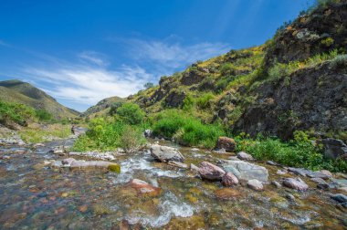 Dağ nehri ve dik uçurumlarla nefes kesen doğal manzara doğa meraklıları ve doğa severler için ideal bir yer yürüyüş yolları ve kaya tırmanışı fırsatları.