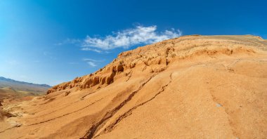 Kızıl Boguty Dağları 'nın dehşet verici panoramik manzarası. Asırlık doğa güçleri tarafından yaratılmış sessiz koruyucular. Dağların kalbindeki mutlak huzuru tecrübe et..