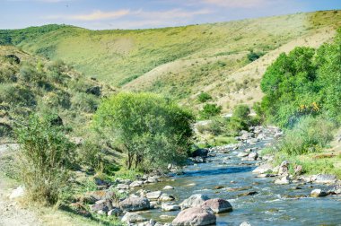 Dağ nehrinin büyüleyici güzelliğinin tadını çıkar. Dans eden suyun sesi seni başka bir dünyaya taşısın. Doğayla bağlantı kur ve kadim nehrin büyüsünü hisset..