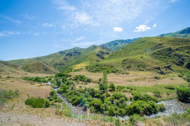 Macera arayanlar off-road 'u keşfedebilirler. Zorlu arazide sürmenin heyecanını yaşayın. Dağlarda seyahat ederken manzaranın ve doğanın tadını çıkar..