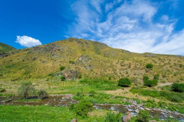 Doğanın hayranlık uyandıran güzelliğinin tadını çıkar. Nehrin kayalık kanyonda nasıl zarifçe aktığına bakın. Dağların kalbinde huzur bul..