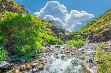 Nehrin dingin akışını kayalık bir kanyonda hissedin. Görkemli dağlarla çevrili doğanın güzelliğine dalın. Huzur ve sükunet hissediyorum.,