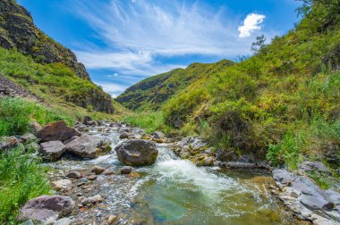 Kayalık kanyondaki doğal güzelliğin tadını çıkar. Nehrin dağların kalbinden nasıl zarifçe aktığını görün. Şelalelerin ve yüksek uçurumların nefes kesici manzarasının tadını çıkar..
