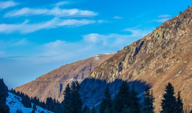 dağlar kış ve kar. Hiçbir şey uzun yaşamaz, sadece toprak ve dağlar. Zirveye ulaştığını düşünüyorsan, yeni bir tane bul.