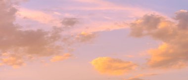 Gün batımının bulutları romantizm. Hayatta birçok şey bekleyebilir, ama gün batımı beklemez, izle.