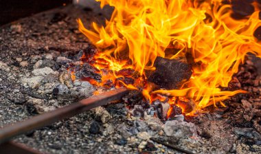 Yangın. yanma veya yanma, maddelerin kimyasal olarak havadan oksijen ile birleştirmek ve genellikle parlak ışık, ısı ve duman vermek
