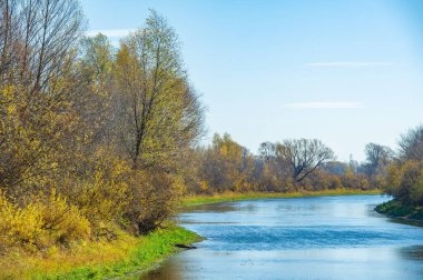 Sonbaharın güzelliğini sakin nehire yansıt. Nehrin derinliği fark edildikçe mevsimlerin değişimine tanık olun. Sığ nehrin kıyısında huzurlu bir anın tadını çıkar.