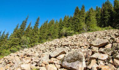 Dağlarda yaz. Dağlar hem bir yolculuk hem de bir hedeftir. Bizi yamaçlarına tırmanmaya, kanyonlarını keşfetmeye ve zirvelerine tırmanmaya zorluyorlar..