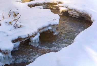 Nehir kışın donar. Kış beni düşündürüyor. Güneş daha sonra doğup daha erken batarken nehirde geçirebileceğiniz saatler kısalıyor..