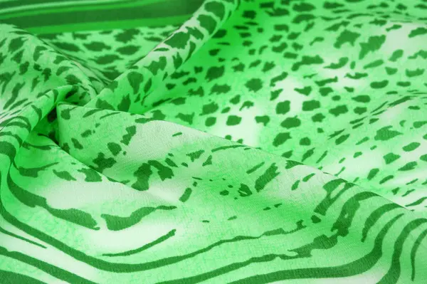 Yeşil-beyaz çizgili ipek kumaş, Afrika tarzı zebra derisi. Tasarımcı için, tasarımın taslağı, dekoratörün çevresi. Arkaplan dokusu koleksiyonu