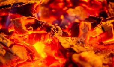 Şöminede yangın var. Peynir ve şarap klasik bir kombinasyon. Alevli şömineyi de yakarsan, hayatındaki güzel şeylerle dolu harika, rahat bir akşam geçirirsin.!