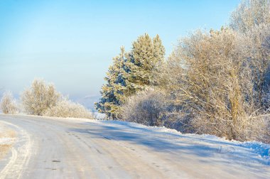 Kış rüyaları gerçek oluyor! Açık mavi gökyüzünün altında, her adımın lezzetli bir çıtır çıtır bıraktığı ve her nefesin taze serinlik ile dolu olduğu karla kaplı bir tarlanın saf neşesinin tadını çıkar. Kış Saadeti