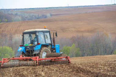 Küçük mavi traktör tarlası tarlayı süren mavi traktörün hassasiyetine ve becerisine tanık oluyor. Bu mükemmel çiftçilikle verimli hasatlar alıyoruz. Çiftçilik çabalarınızda hassasiyetin gücünü serbest bırakın..