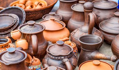 Seramik ürünler. Ne zaman bir çömlekçinin çarkını döndürsem ve bir şeyler yaratsam kaos içinde hiçbir şey yapmadan yaşadığımız hissine bayılıyorum. Dünyayı dolaşma şeklimiz