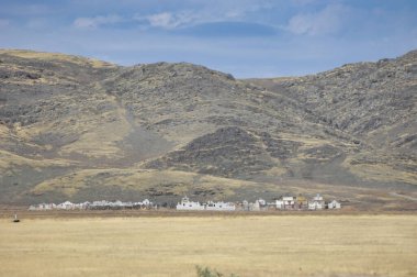 Çayır, düz, çöl. Her kum tanesinin keşfedilmeyi bekleyen eşsiz bir hikâyeyi barındırdığı çölün uçsuz bucaksız uçurumuna gitmeye cesaret et. Çöl Maceraları