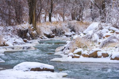 Nehir kışın donar. Kışın nehir gerçek bir harikalar diyarına dönüşür. Büyüsünü hiç yaşamadıysanız, şimdi tam zamanı..
