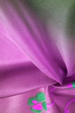 Arkaplan dokusu, ipek kumaş, parlak kırmızı yeşil, küçük soyut kaya resimleri.