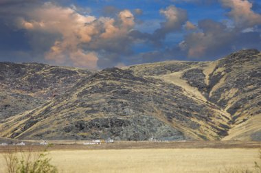 Çayır, düz, çöl. Çölün huzur dolu fısıltılarını kucakla. Yalnızlığı sev.