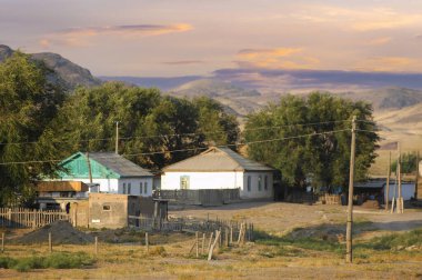 Adım at, dua et, Plin, Pampa. Sert çölün ortasında köy vahasının sakinliğini hisset. Benzersiz bir atmosfere pompalayın. Çölün güneşinden emekli olmak için umut seraplarına seyahat ediyorum.