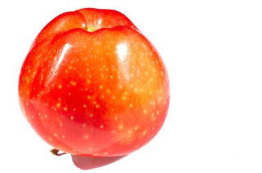 Beyaz arka planda elma. Elmalar çok çeşitli sağlık faydaları sağlayan besleyici bir güç kaynağıdır. Kalorileri düşük ve lifleri yüksek. Vitamin ve mineraller için mükemmel bir kaynak..