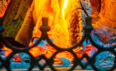 Güzel bir ateşle samimi ve sıcak bir atmosfer yaratmak. Yanan kütükler her yere atmosfer ekler. Çatırdayan seslerin ve yanan bir kamp ateşinin büyüleyici alevlerinin tadını çıkar..