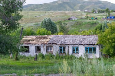 Sibirya kırsalının güzelliğini ve sükunetini hissedin. Bölgenin zengin kültür ve tarihine dalın. Çarpıcı doğal manzaraları ve vahşi yaşamı keşfedin..